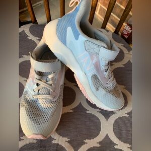 New Balance YTRAVAG2 Girls Light Blue Pink Mesh Lace Up Athletic Sneakers